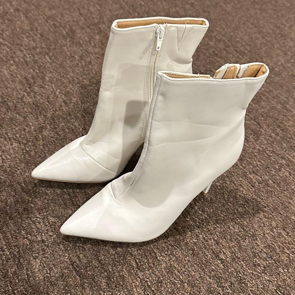 Like NEW!! EXPRESS Pointed Sexy Heels Ankle Boots Cream Color SIZE 8 like NEW!